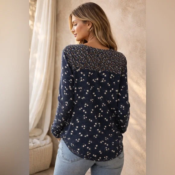 DR2 Navy Floral Long Sleeve Top w/ Thumb Holes Size L NWOT - Picture 2 of 6